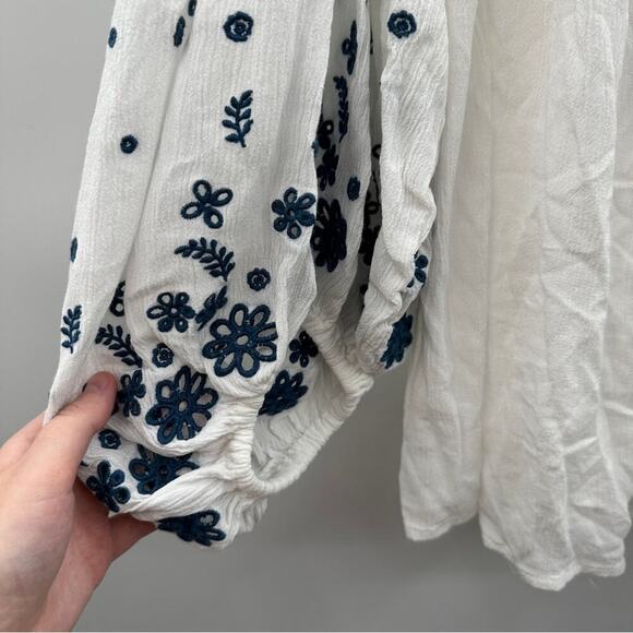 Torrid Gauze Embroidered Smocked Cold Shoulder White & Blue Top Size 4X - Picture 5 of 10